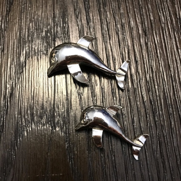 Gerry’s Jewelry - Silver Colour Gerry’s Stamped Dolphin Brooches Gerry’s Jewelry - Silver Colour Gerry’s Stamped Dolphin Brooches